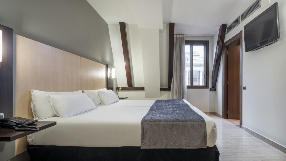 Hotel Ilunion Almirante Room