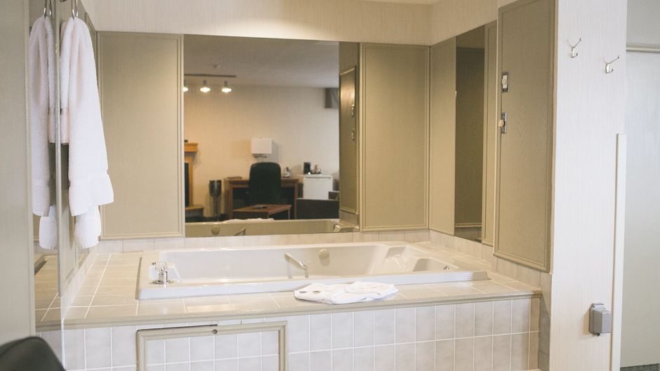Victoria Inn Hotel & Convention Center Suite