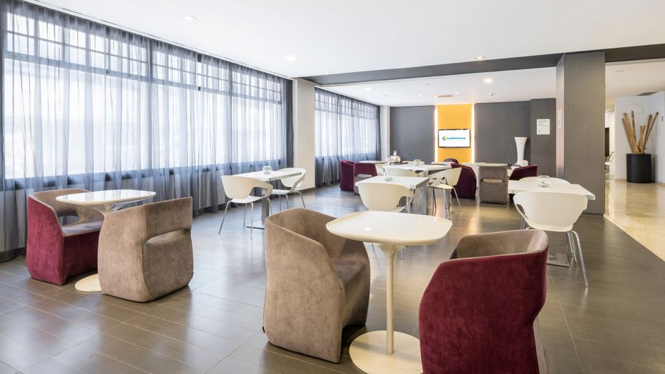 Hotel Ilunion Romareda Lobby
