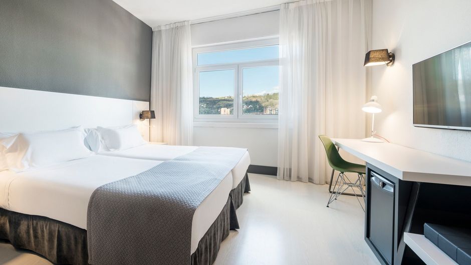 Hotel Ilunion Bilbao Room