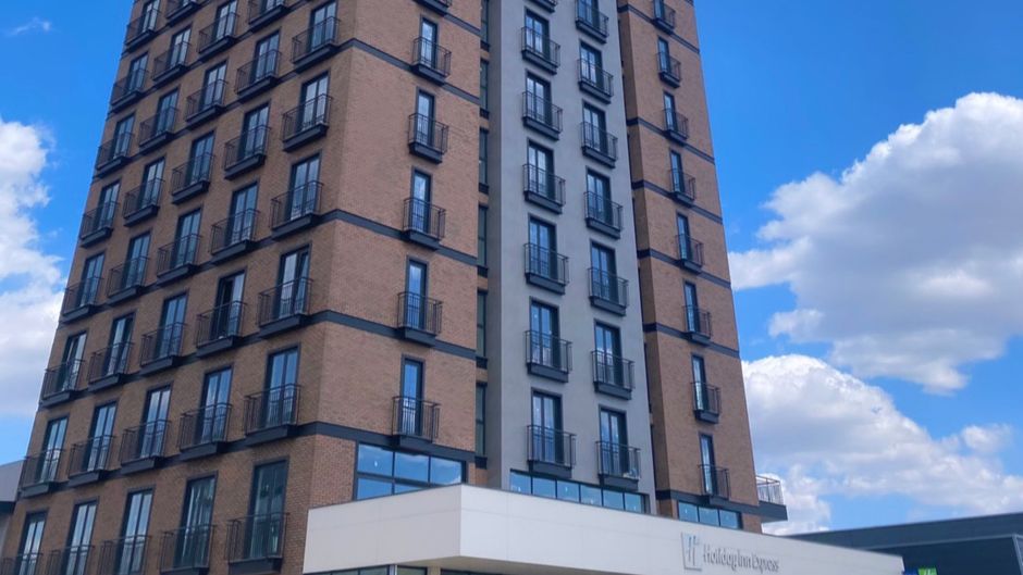Holiday Inn Express Airport Exterior