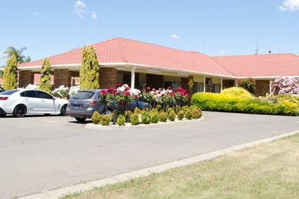 Pines Country Club Motor Inn