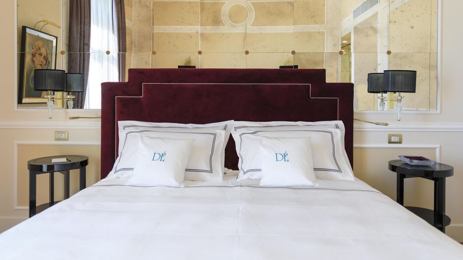 Des Etrangers Grand Hotel Room