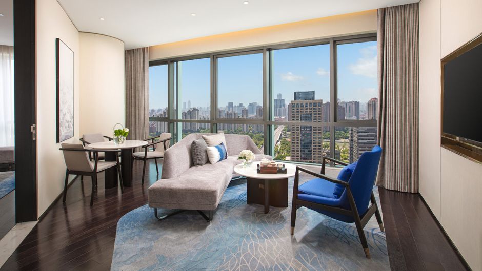 HUALUXE Changfeng Park Suite