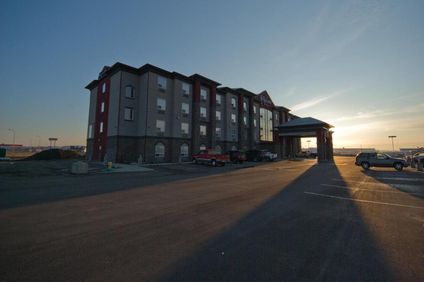 Redwood Inn & Suites