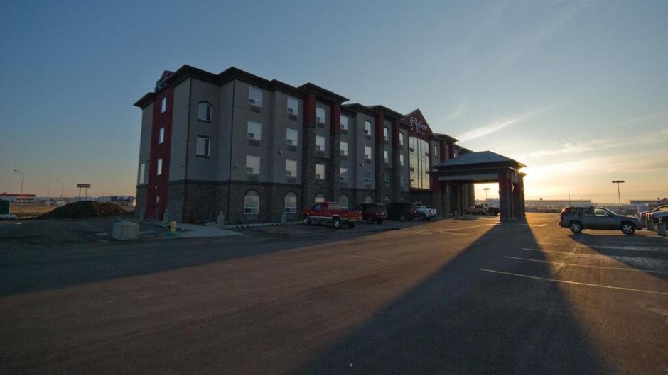 Redwood Inn & Suites Exterior