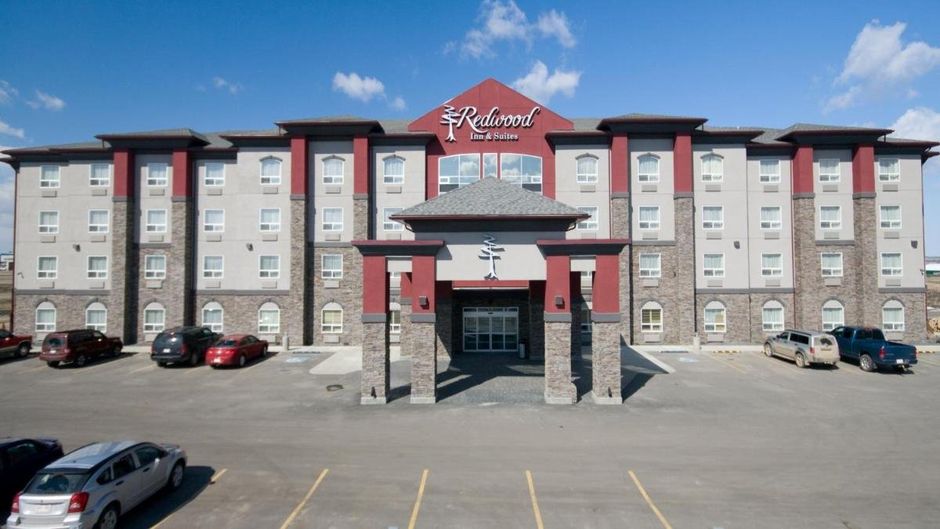 Redwood Inn & Suites Exterior