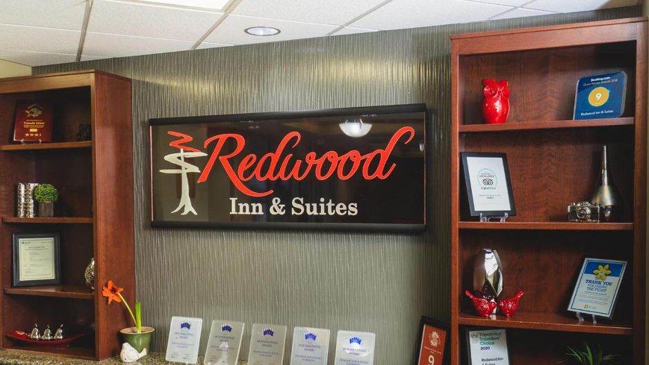Redwood Inn & Suites Lobby