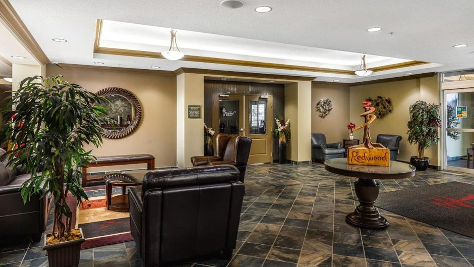 Redwood Inn & Suites Lobby