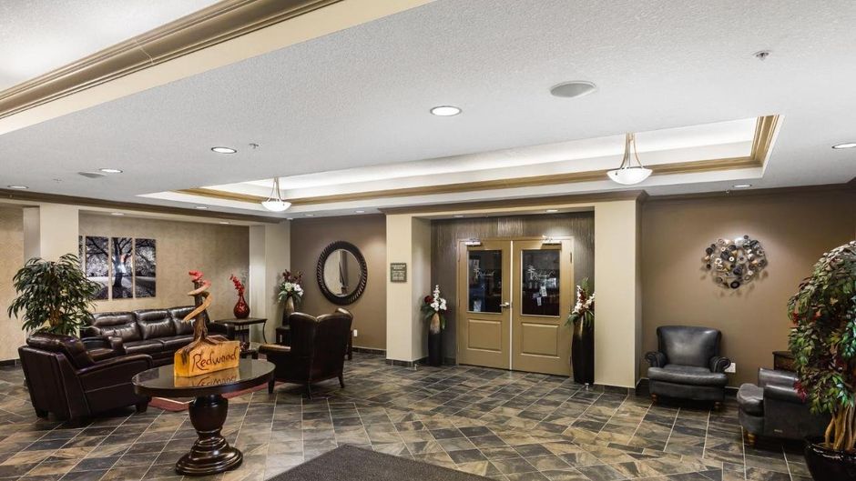 Redwood Inn & Suites Lobby