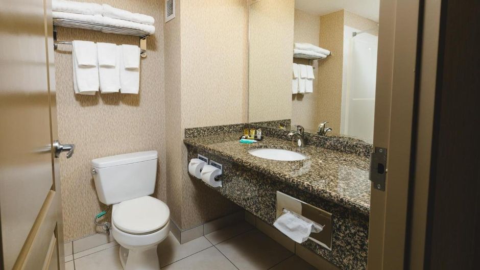 Redwood Inn & Suites Room