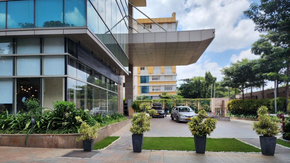 Holiday Inn Express & Suites Racecourse Exterior