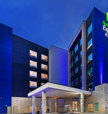 Holiday Inn Express & Suites N Downtown