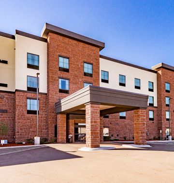 Cobblestone Hotel & Suites
