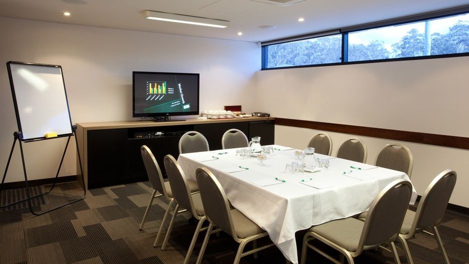 The Glen Hotel & Suites Meeting