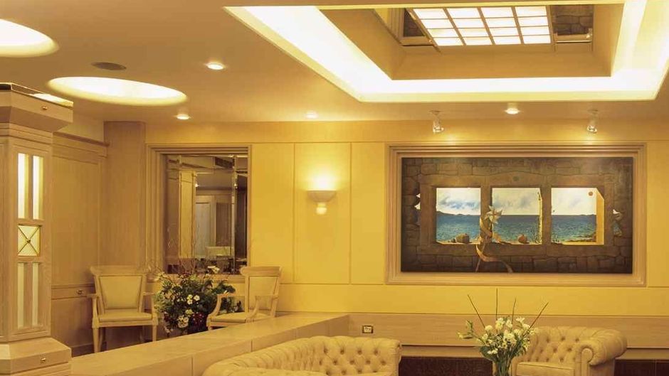 Holiday Suites Lobby
