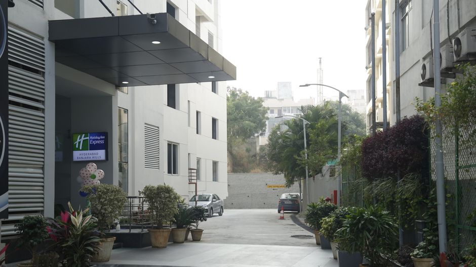 Holiday Inn Express Banjara Hills Exterior