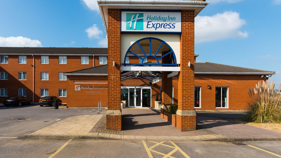 Holiday Inn Express Southampton West Exterior