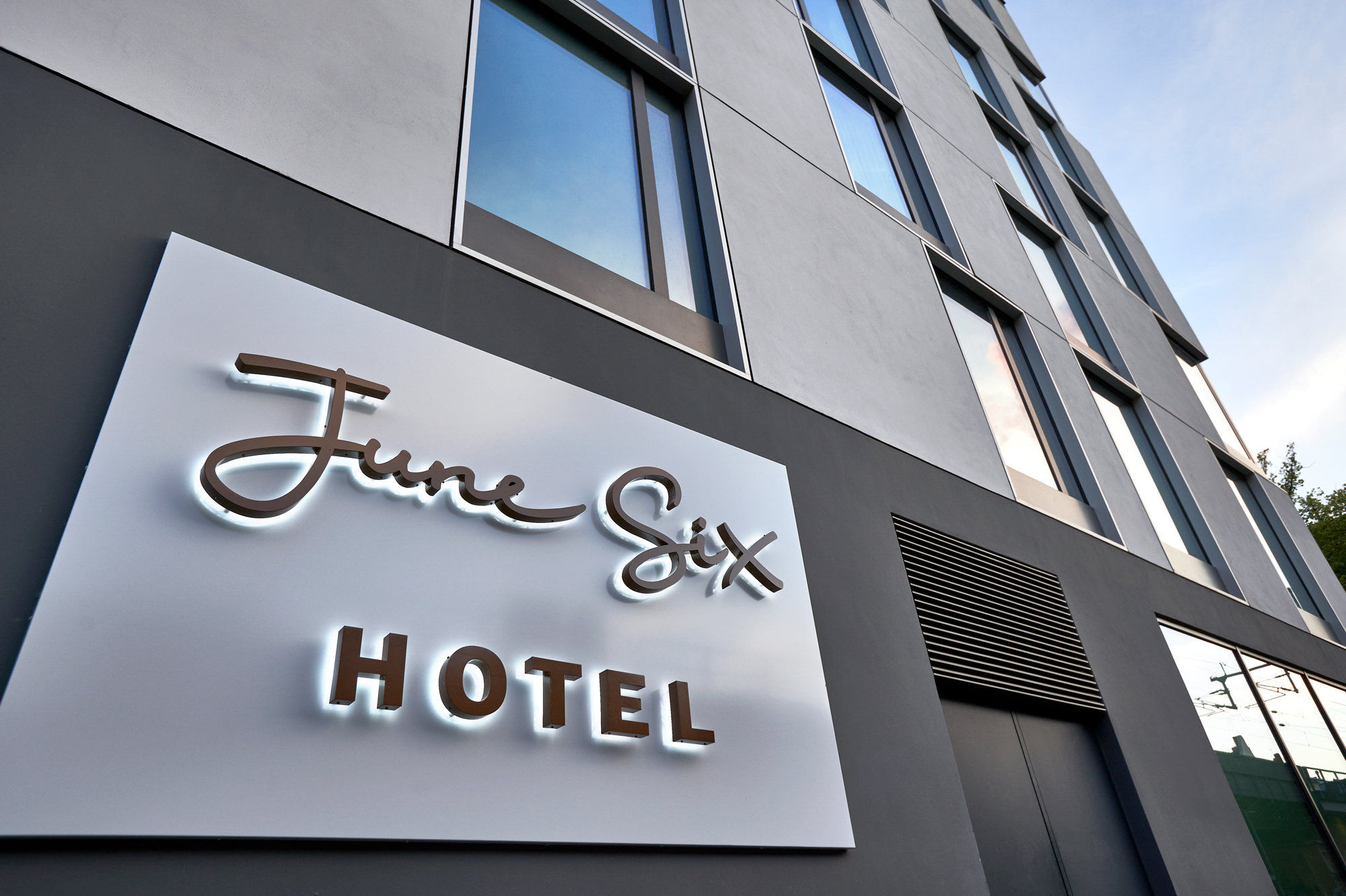 Exterior_O.jpg?tr=w-1200,fo-auto