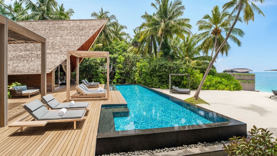 The St. Regis Maldives Vommuli Resort Pool