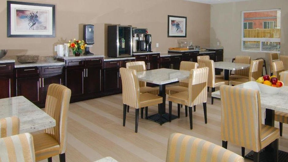 Paradise Inn & Suites Redwater Restaurant