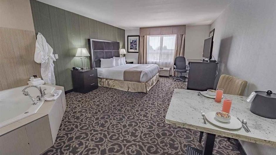 Paradise Inn & Suites Redwater Room