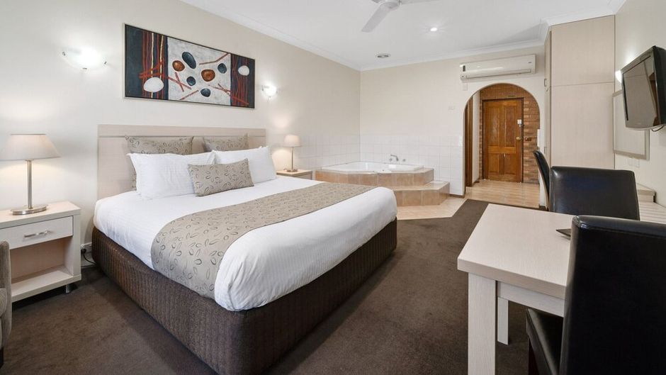 Heritage Motor Inn Room