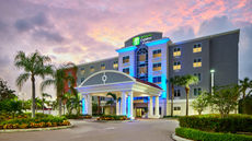 Holiday Inn Express Hotel & Suites