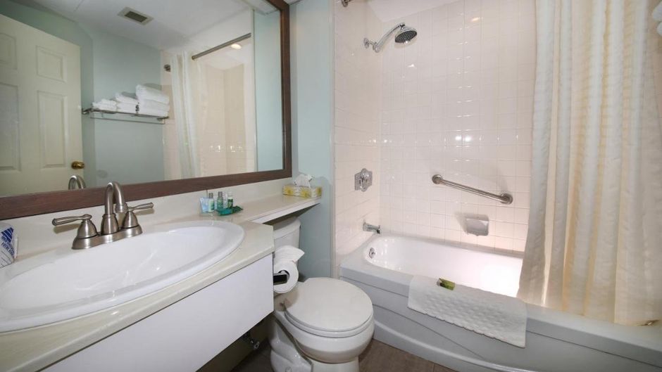 Loyalist Country Inn & Conference Centre Room