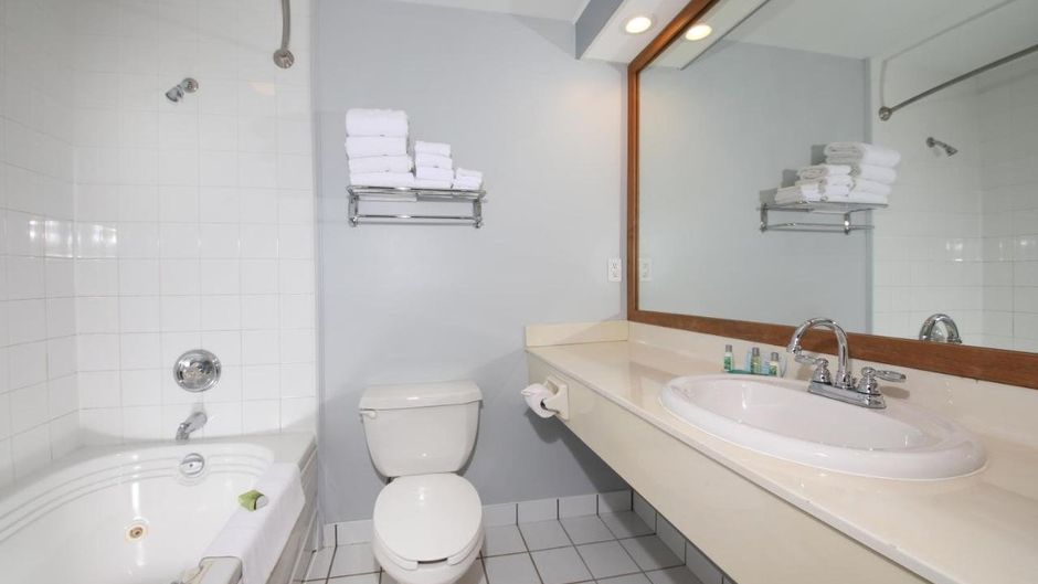 Loyalist Country Inn & Conference Centre Room