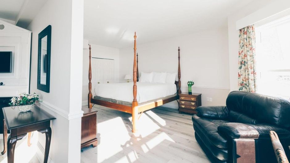 Loyalist Country Inn & Conference Centre Room
