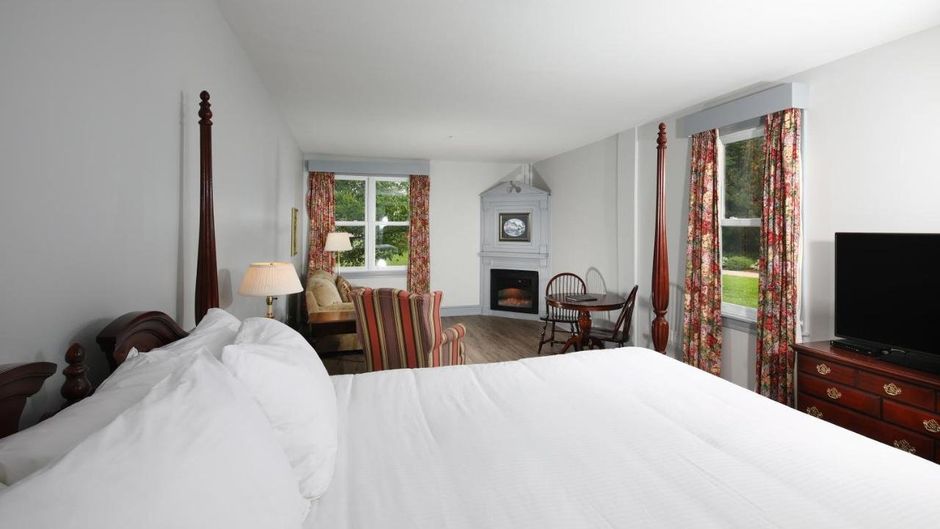 Loyalist Country Inn & Conference Centre Room