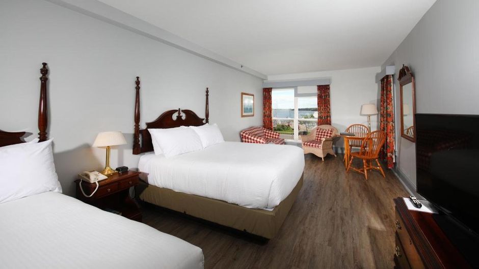 Loyalist Country Inn & Conference Centre Room