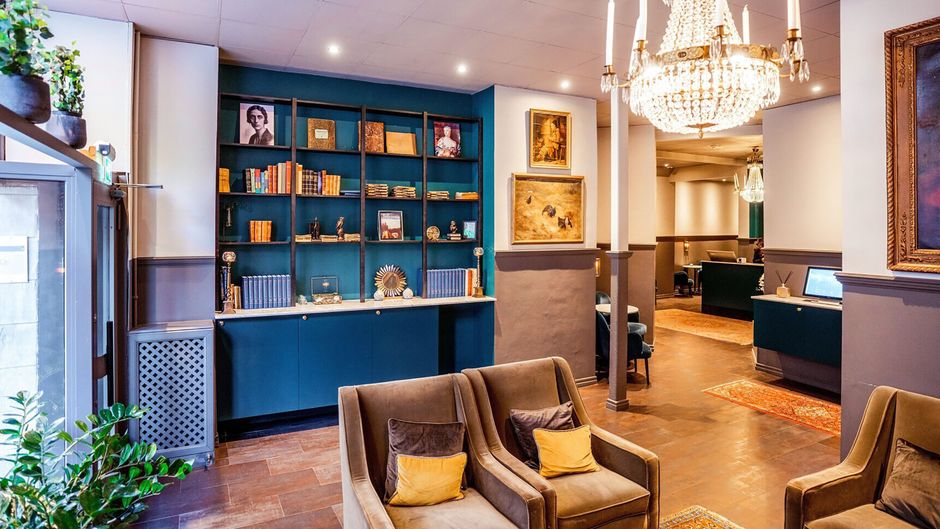 Queen's Hotel Lobby