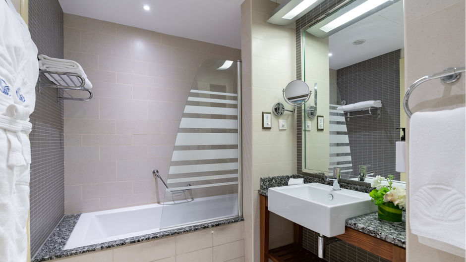 Amwaj Rotana Room