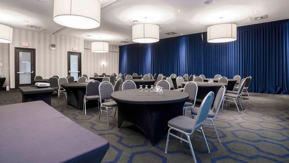 Sandman Signature Hotel & Suites Restaurant