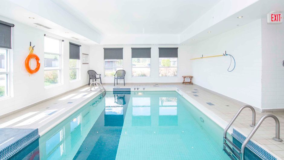 Sandman Signature Hotel & Suites Pool