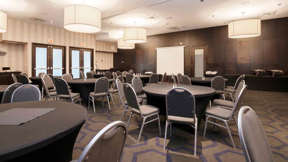 Sandman Signature Hotel & Suites Restaurant