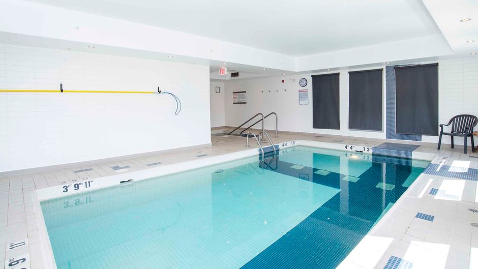 Sandman Signature Hotel & Suites Pool
