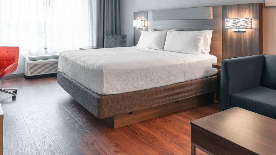 Holiday Inn Express Hotel & Sts Kingston Suite