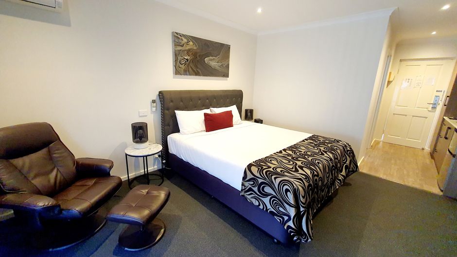 Addison Motor Inn Room