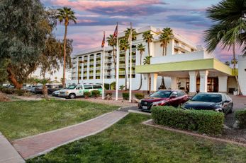 Holiday Inn Hotel & Suites