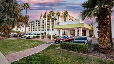Holiday Inn Hotel & Suites