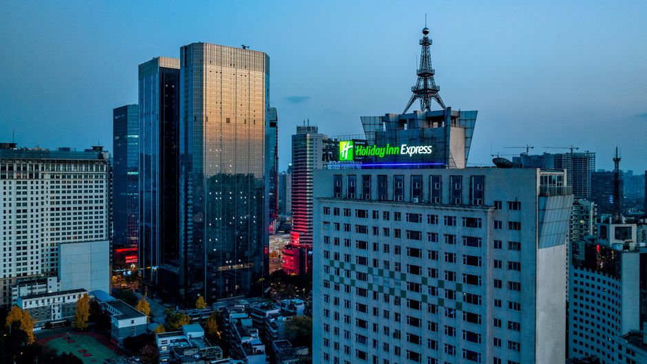 Holiday Inn Express Tianfu Square Exterior