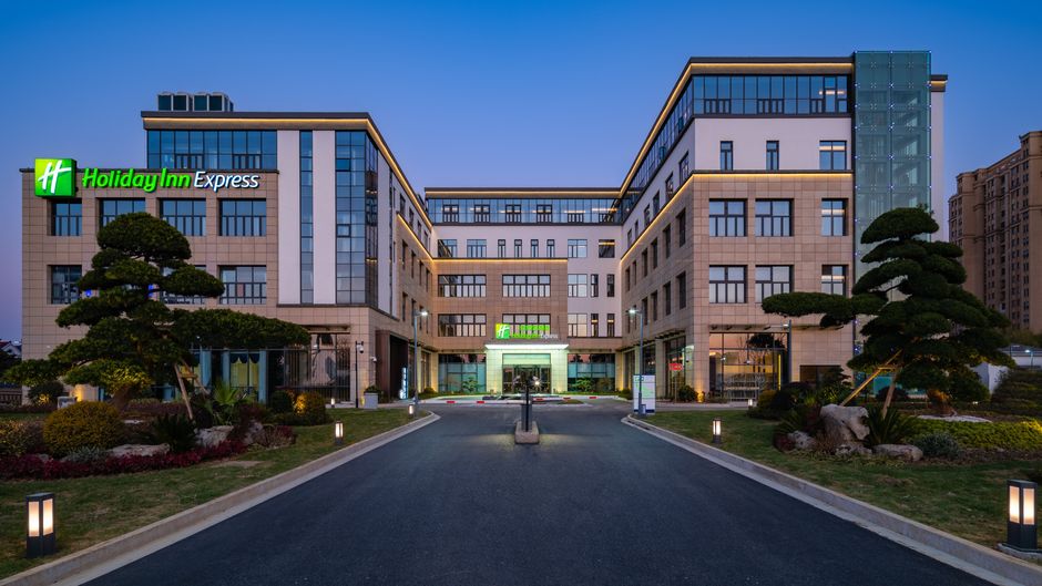Holiday Inn Express Luzhi Exterior
