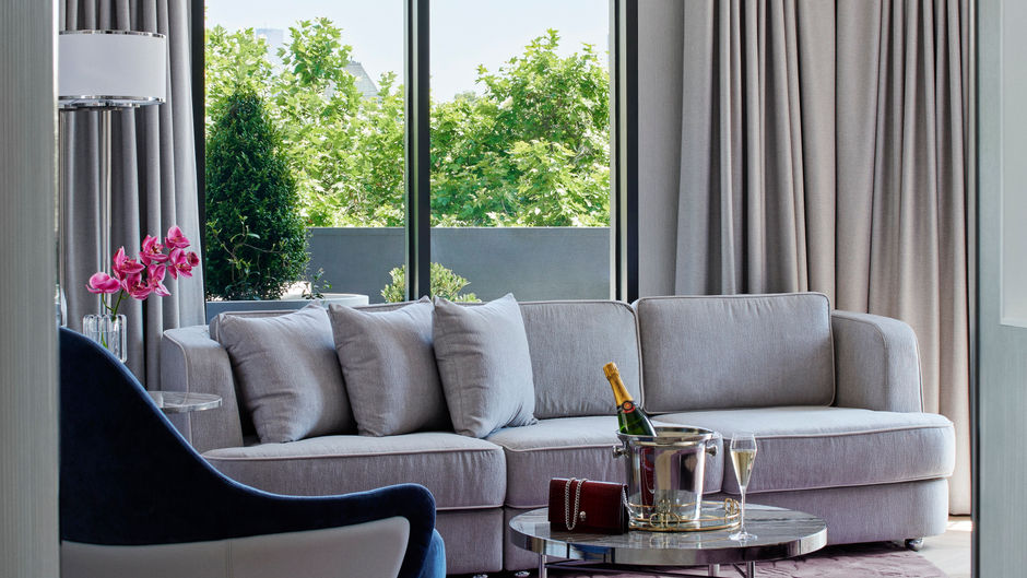Royce Hotel Suite