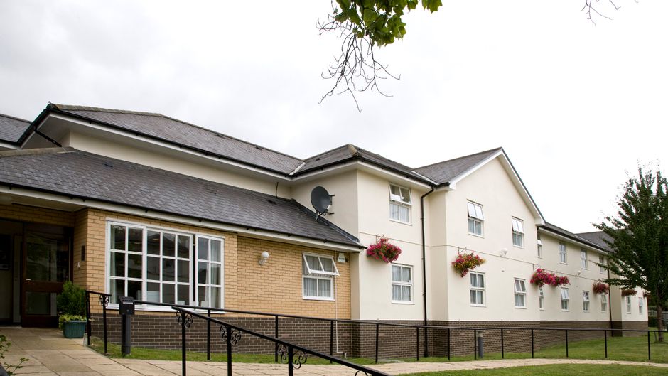 Premier Inn Epsom Central Exterior