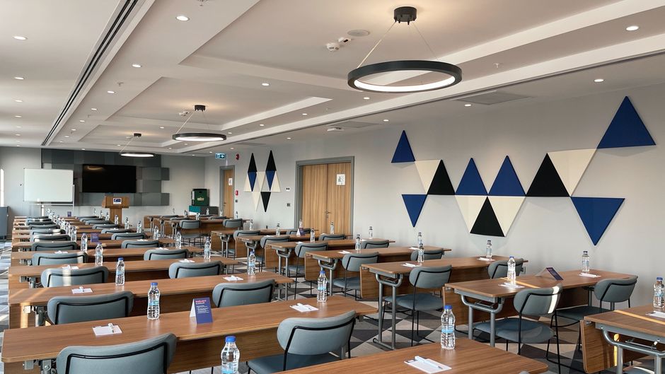 Holiday Inn Express Airport Meeting