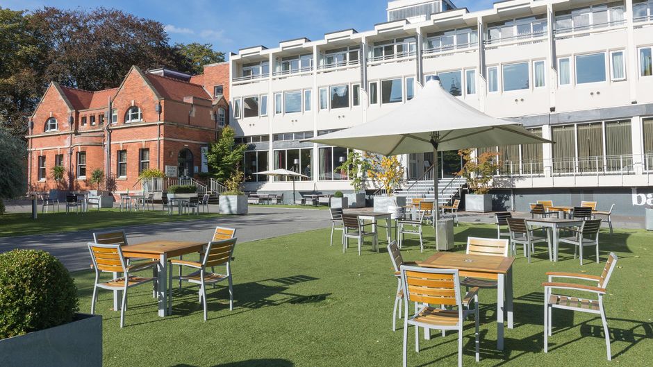 Lincoln Hotel Exterior