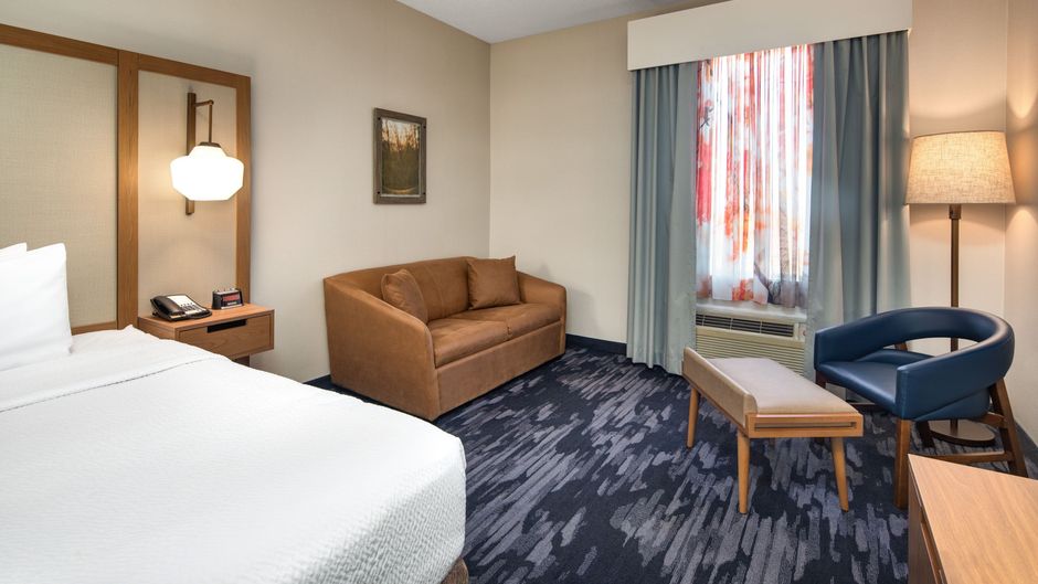 Fairfield Inn & Suites Toronto Oakville Room
